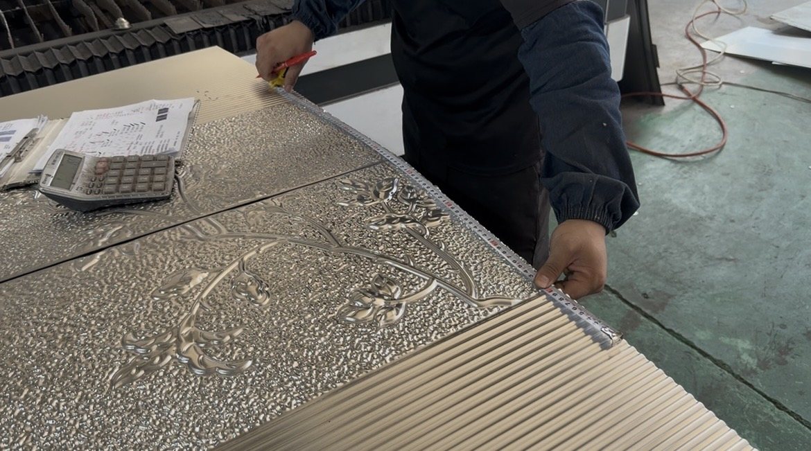 Cast aluminum door panel texture inspection